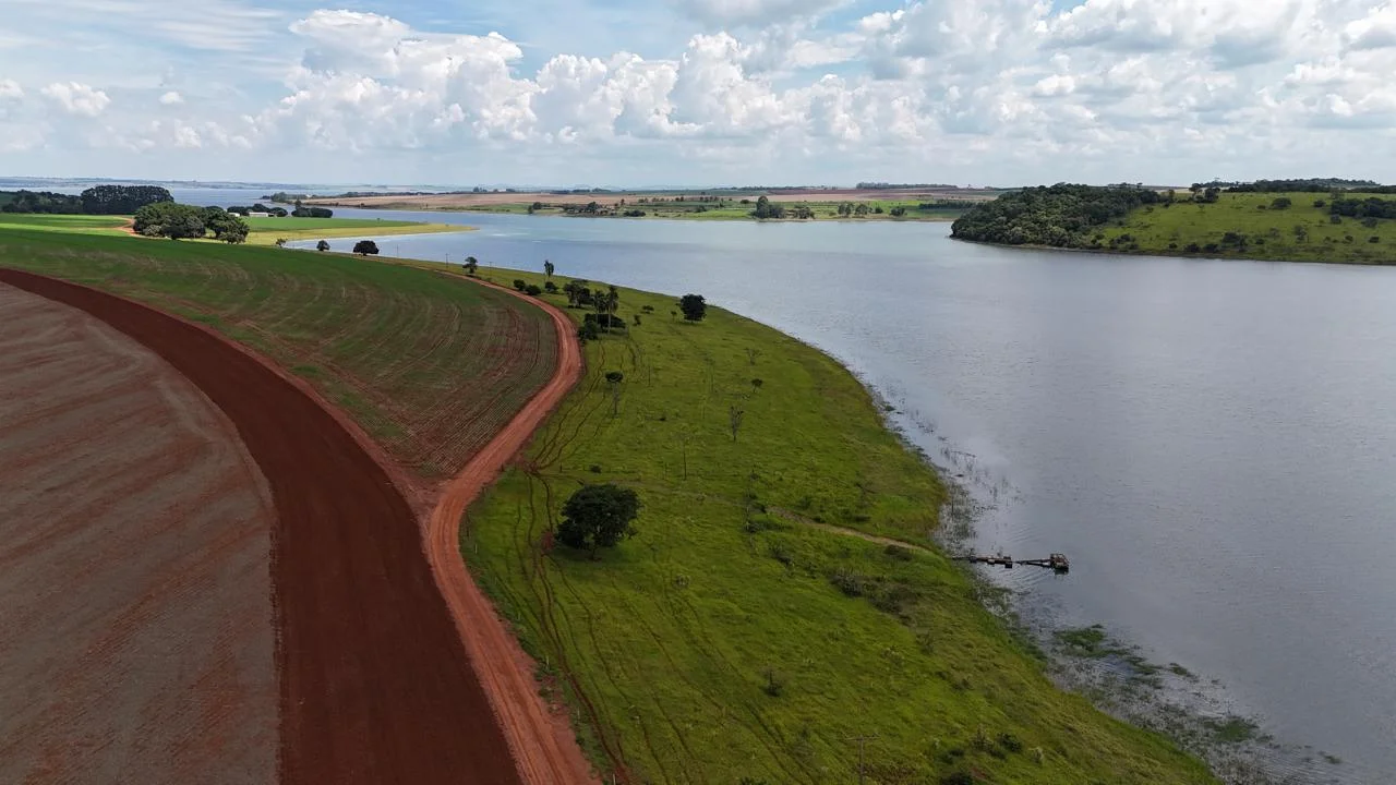 Propriedade rural à beira da represa